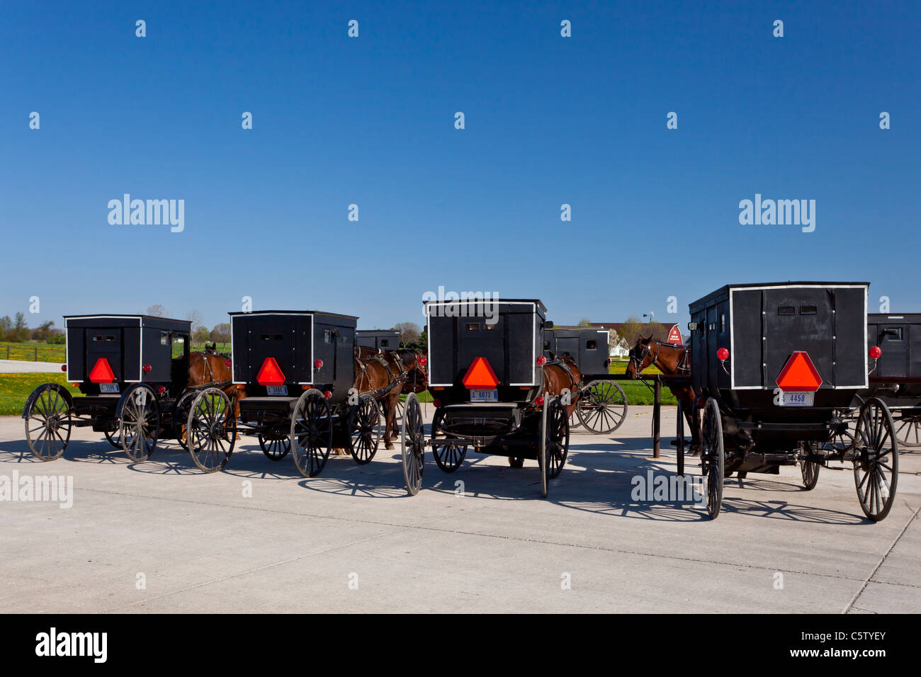 Amish und Mennonite Pferd und Buggys an einer Kupplung post in Shipshewana, Indiana, USA. Stockfoto