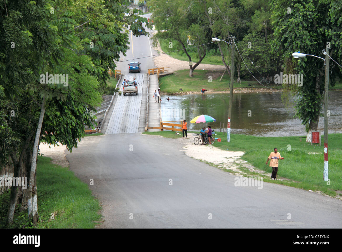 Die Niedrigwasser-Brücke überquert den Macal River verbindet San Ignacio und Santa Elena, Cayo, West Belize, Mittelamerika Stockfoto