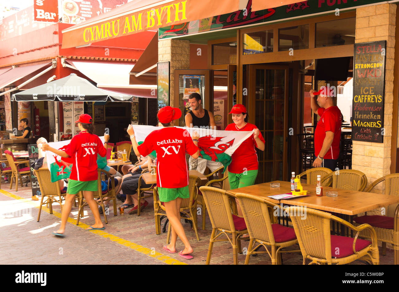 Ibiza, Balearen, Spanien - San Antonio oder Sant Antoni de Portmany. Mitarbeiter einer walisischen Themen Kneipe. Stockfoto