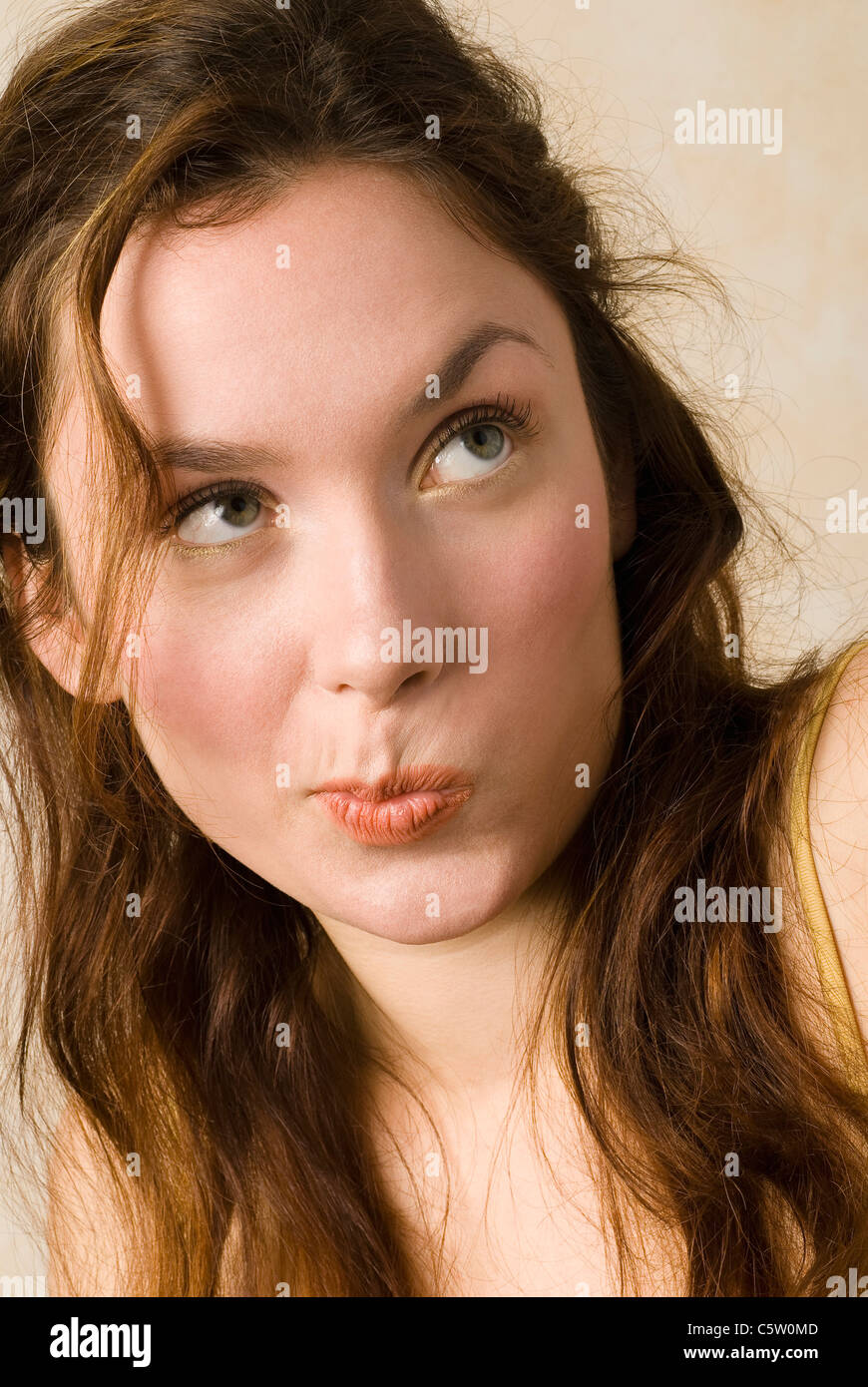 Junge Frau, schmollend, Nahaufnahme Stockfoto
