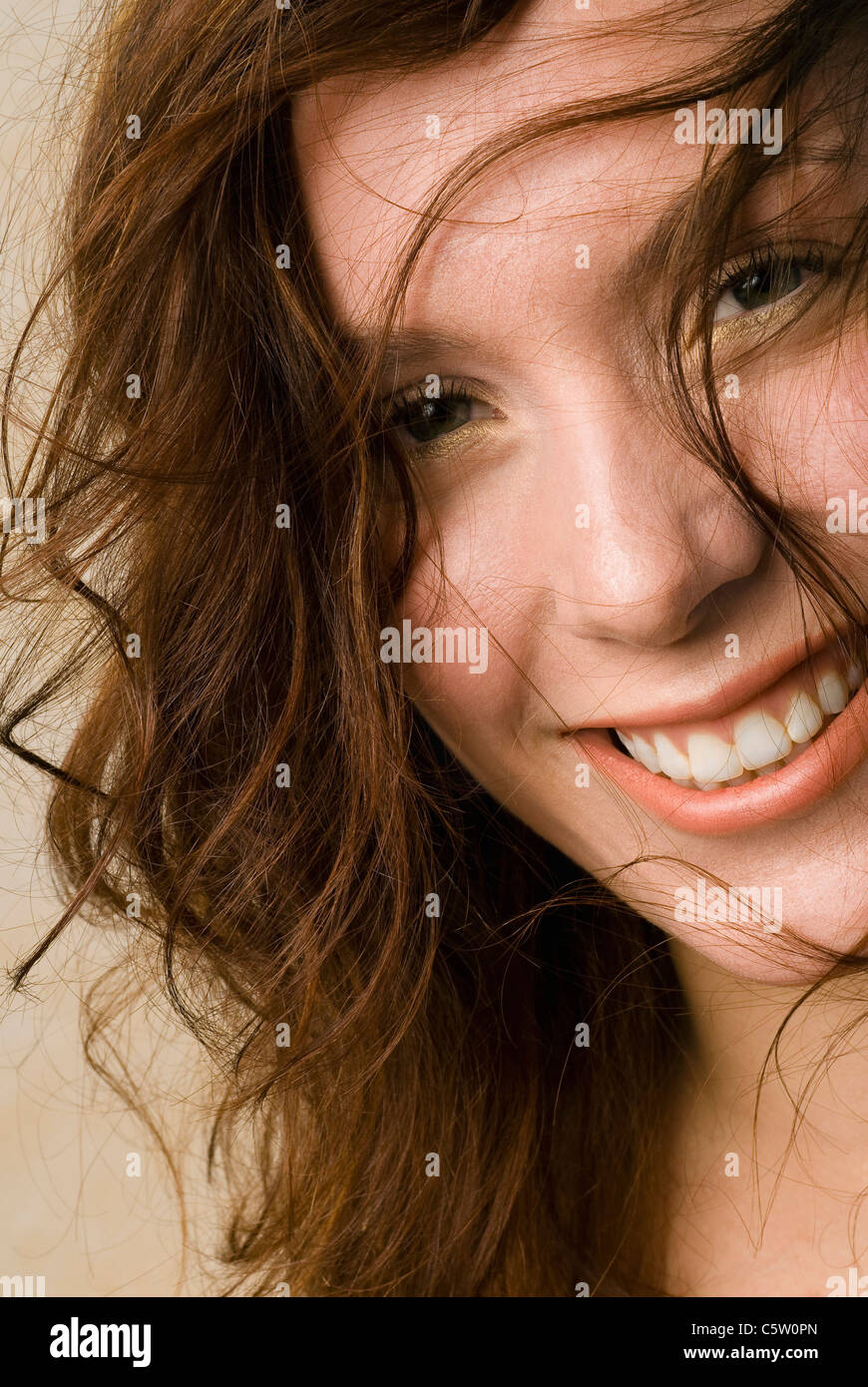 Junge Frau, Lächeln, ungepflegten Haaren, Nahaufnahme Stockfoto