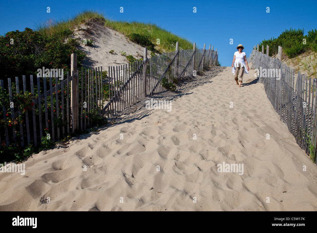 Frau zu Fuß auf den sandigen Weg vom Ryder Strand in Truro, Massachusetts Stockfoto