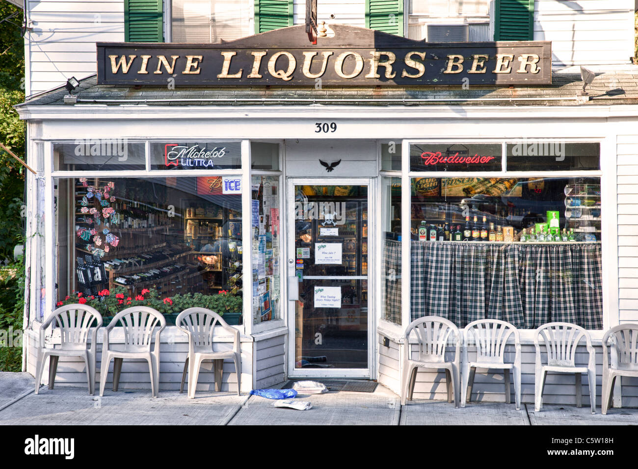 Spirituosengeschäft auf Hauptstraße in Wellfleet, Massachusetts Stockfoto