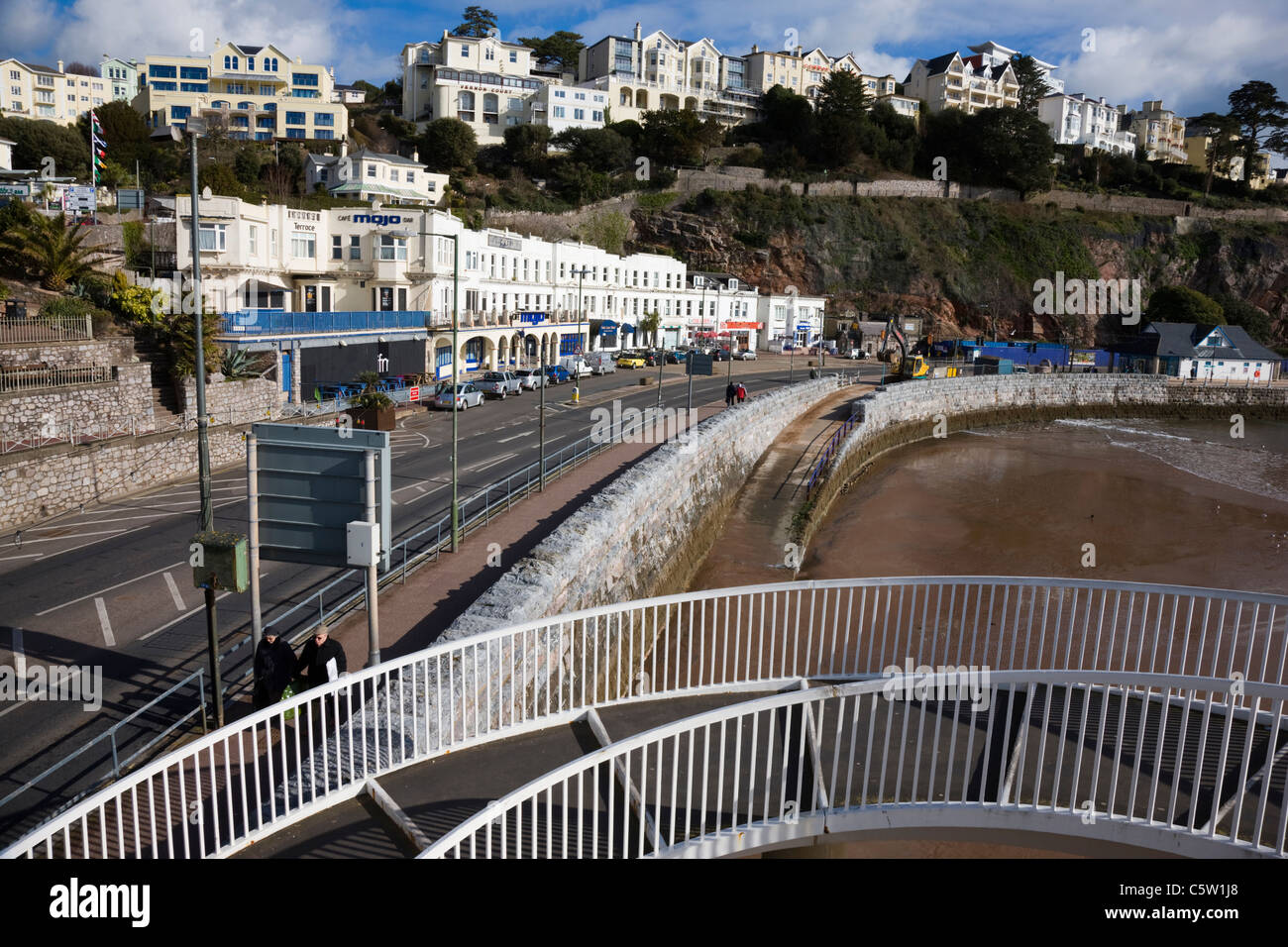 Metallbrücke und Geländer mit spiralförmigen Treppe führt hinunter zum Strand in Torquay, Devon Stockfoto