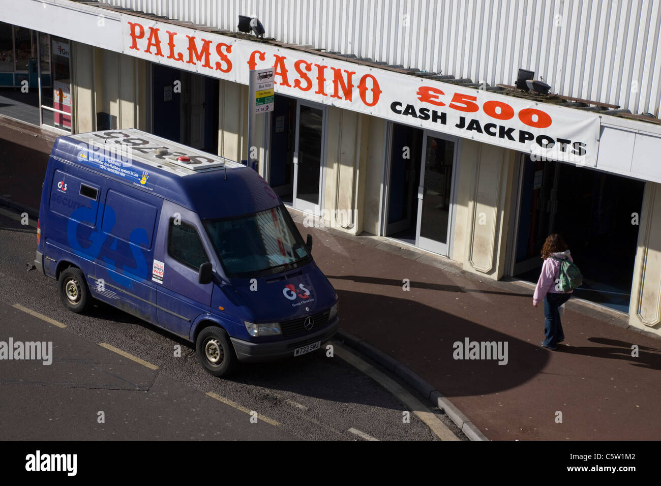 Gruppe 4 Sicherheit van geparkt in Bushaltestelle vor Palms Casino in Torquay, Devon Stockfoto