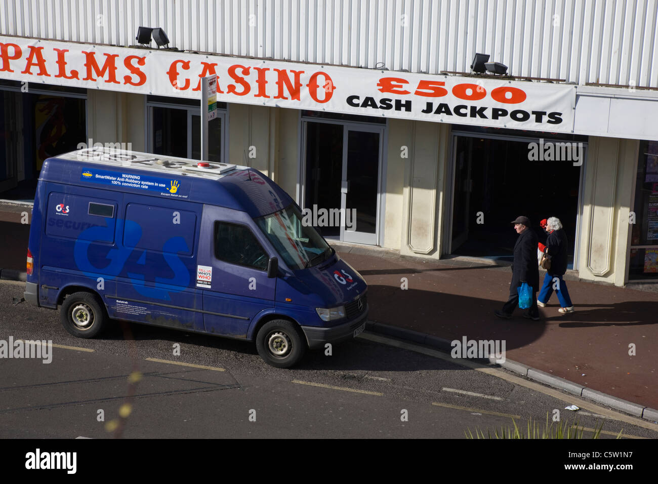 Gruppe 4 Sicherheit van geparkt in Bushaltestelle vor Palms Casino in Torquay, Devon Stockfoto