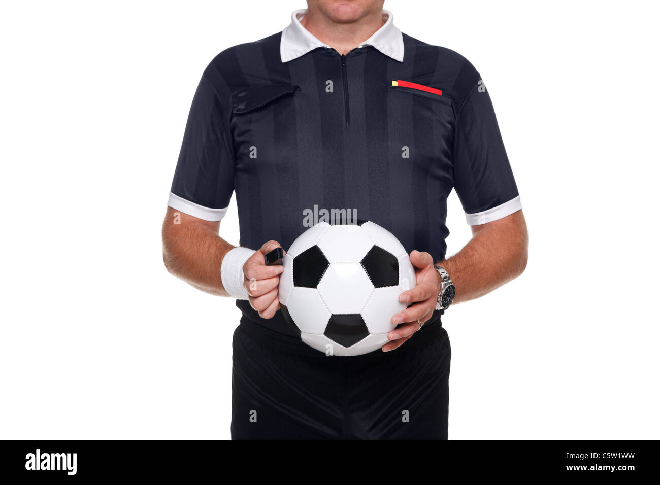 Foto von einem Fußball- oder Fußball Schiedsrichter mit einem Ball und Pfeife, rot und gelb Karten in der Tasche, Stockfoto