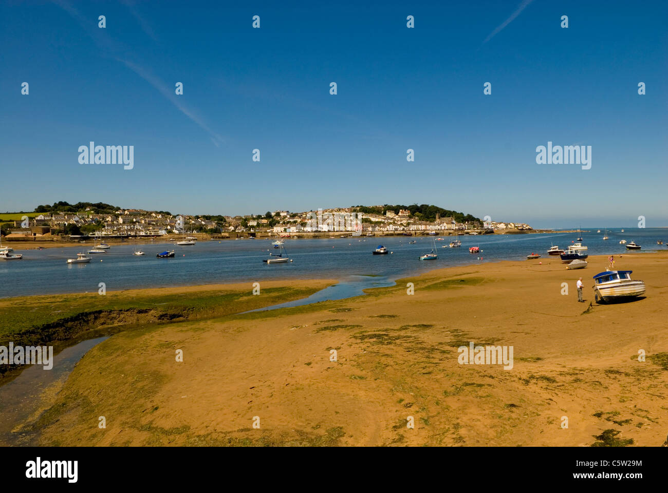 Boote an der Mündung des River Torridge, bei Instow mit Appledore im Hintergrund, Nord Küste von Devon, England UK Stockfoto