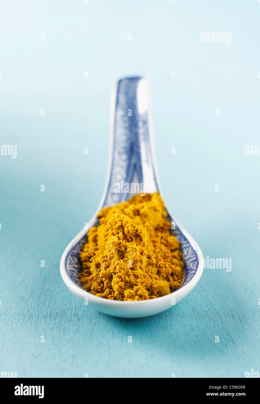 Curry-Pulver auf chinesischen Löffel Stockfoto