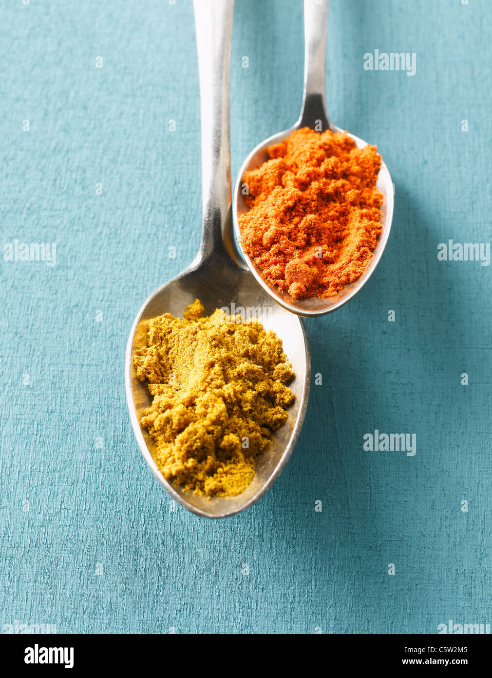 Cayenne-Pfeffer und Currypulver auf Löffeln, erhöhten Blick Stockfoto