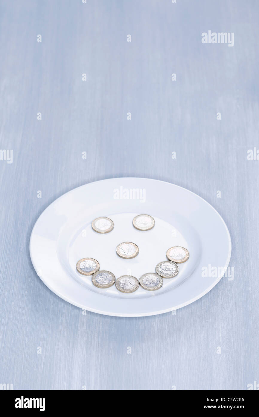 Smiley, Münzen 1 Euro auf Teller, erhöhten Blick Stockfoto