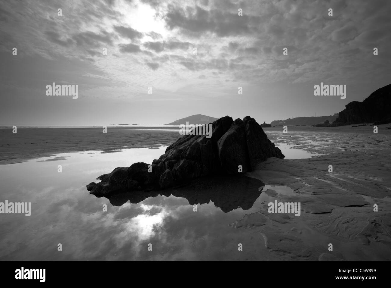 Felsenpool unter Makrele Wolken am Bigbury Strand an der Küste von South Devon, UK Stockfoto