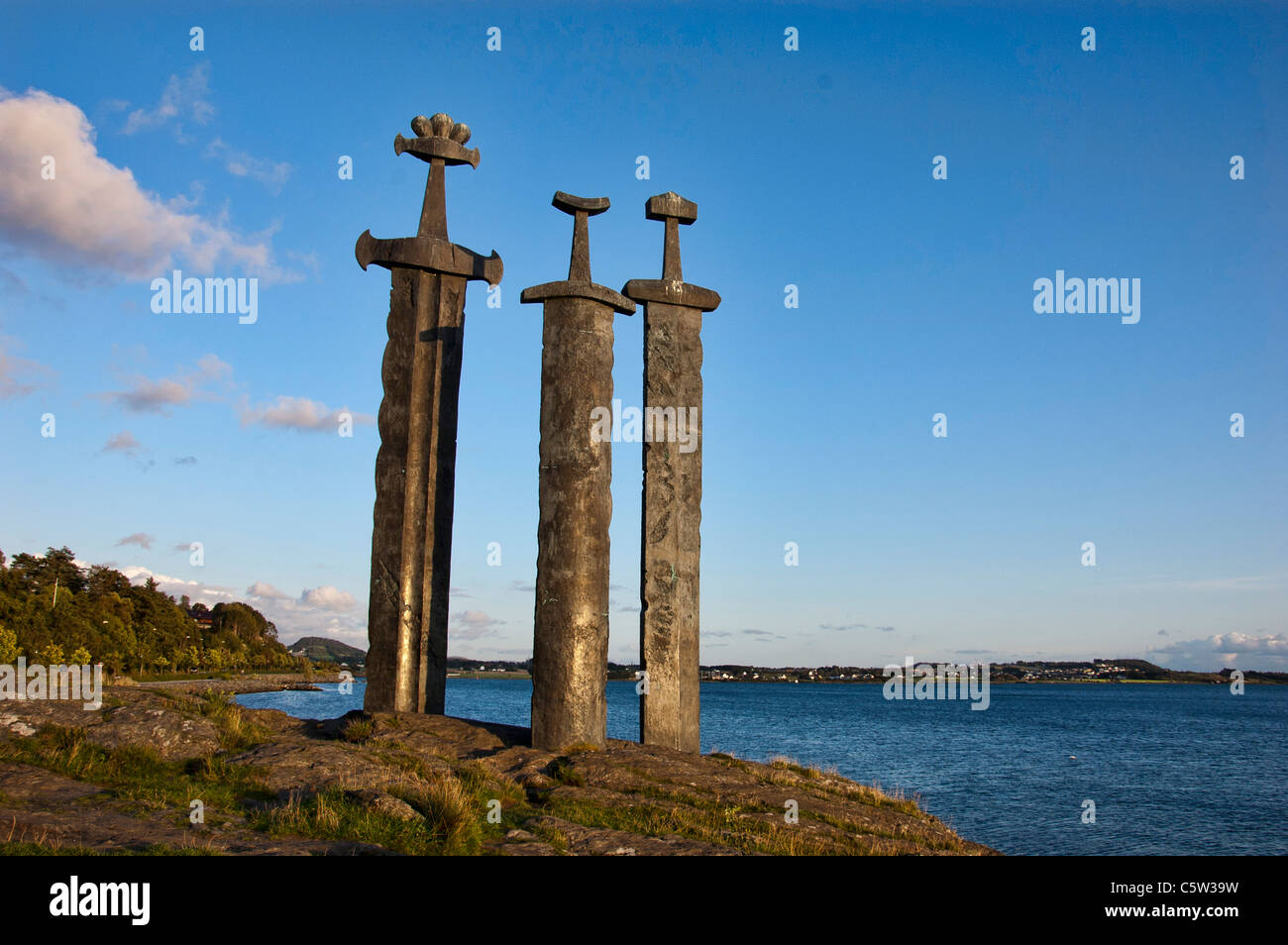 Stavanger Das Denkmal Der Drei Schwerter Stockfotos und -bilder Kaufen -  Alamy