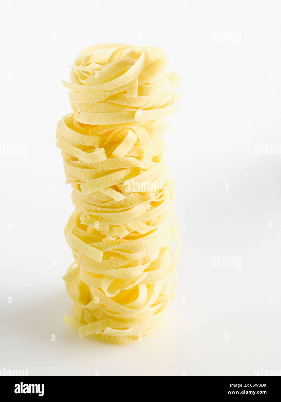 Rohe Tagliatelle, italienische pasta Stockfoto