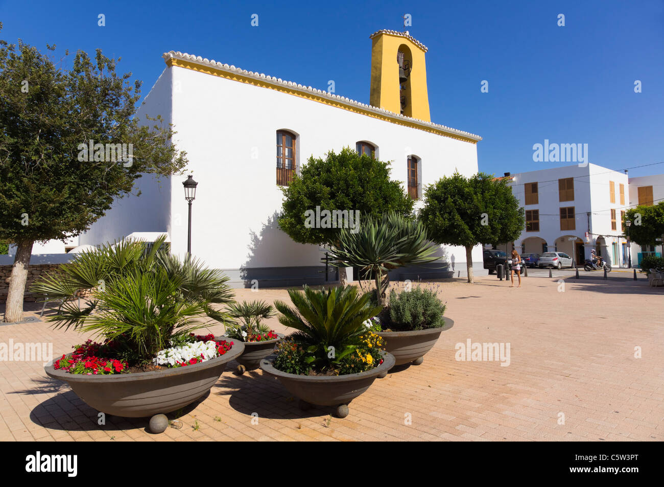 Ibiza, Balearen, Spanien - der zentrale, im Landesinneren Stadt Santa Gertrudis. Die weiß getünchte Kirche auf einem Platz mit Orangenbäumen. Stockfoto