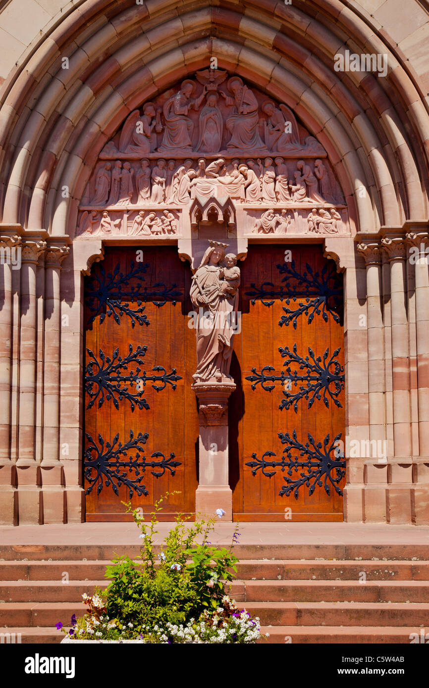 Haustür, Saint-Pierre und Saint-Paul-Kirche in Obernai, entlang der Weinstraße, Frankreich Elsaß Bas-Rhin Stockfoto