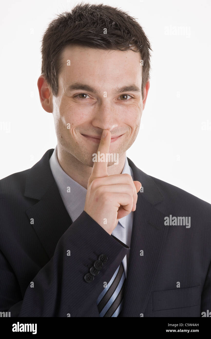 Geschäftsmann Finger am Mund, Porträt Stockfoto