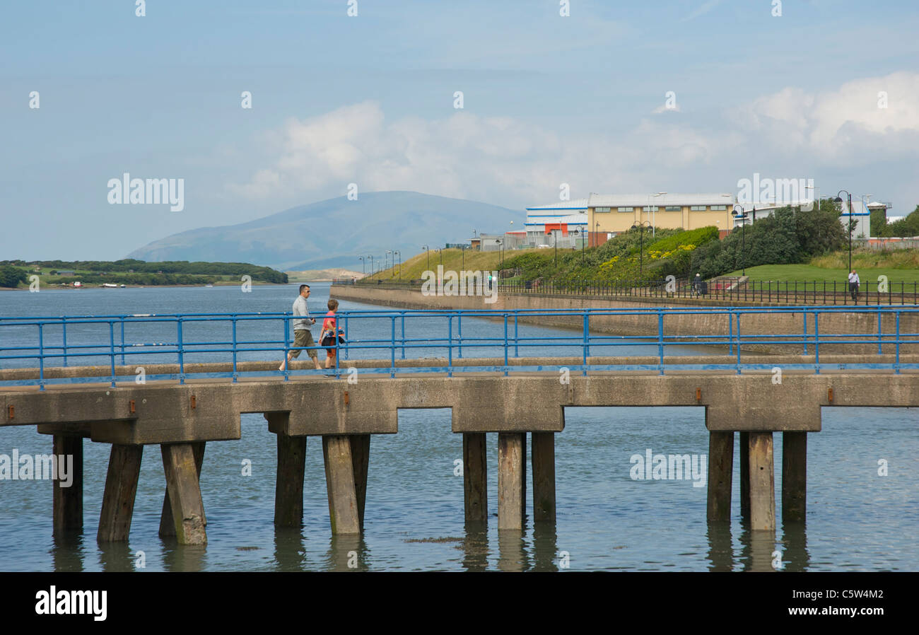 Gang mit Blick auf Walney Kanal und Black Combe, Furness, Cumbria, England UK Stockfoto