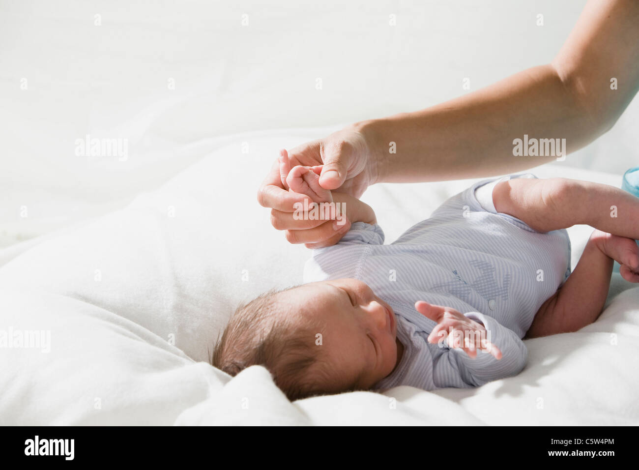 Vater holding Babies (0-4 Wochen) Hand Stockfoto