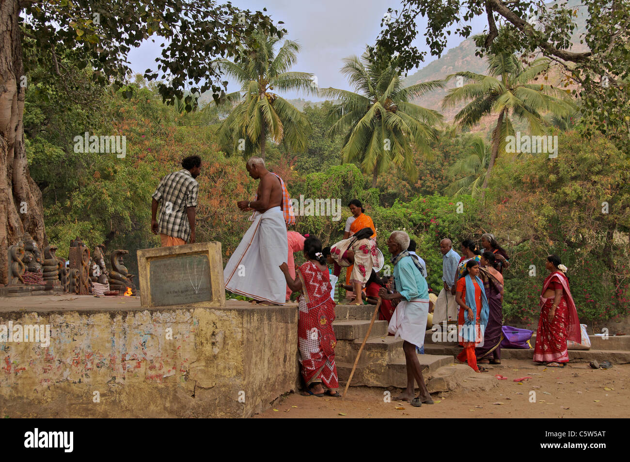 Hindus Heiligen Besuch ändern bei Bodi Baum Tiruvannamalai Tamil Nadu in Indien Stockfoto
