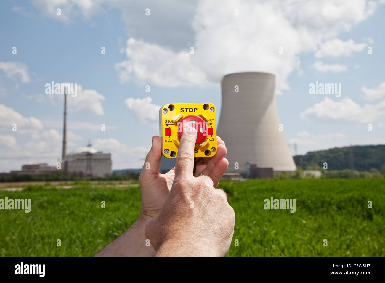 Deutschland, Bayern, Unterahrain, von Menschenhand drücken ausschalten Taste in der Nähe von AKW Isar Stockfoto