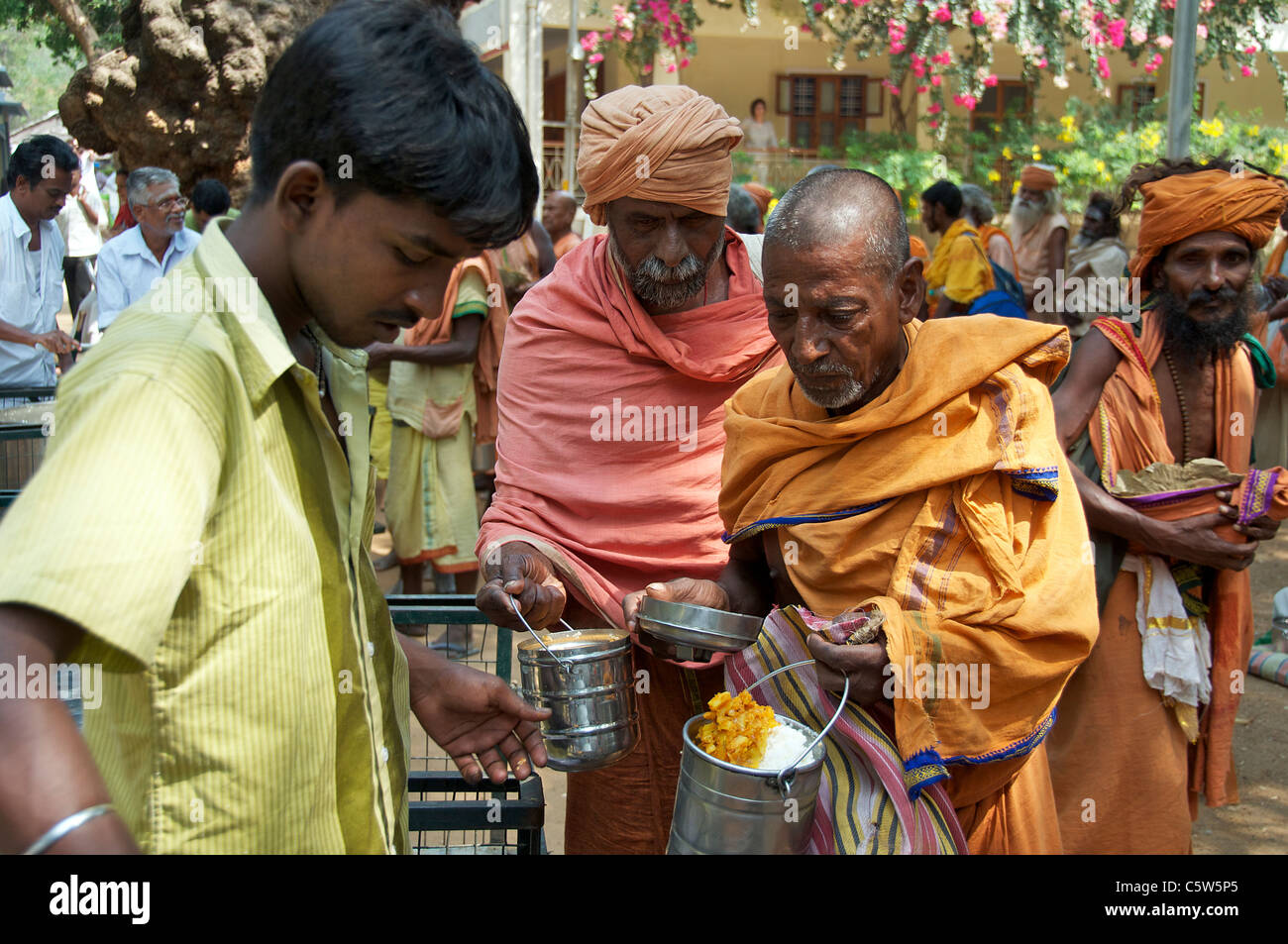 Sadu serviert Essen Sri Ramana Ashram Tiruvannamalai Tamil Nadu in Indien Stockfoto