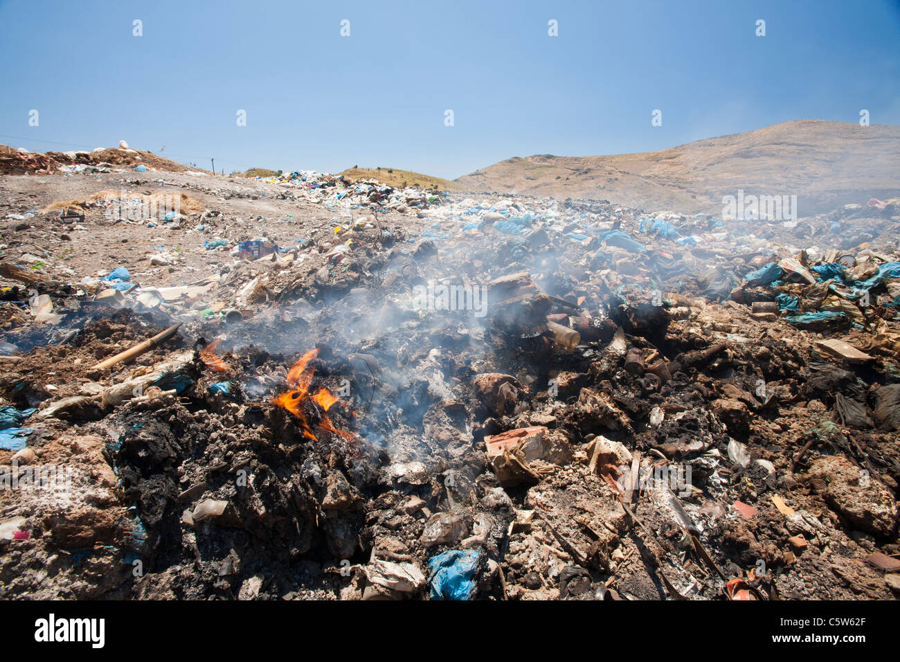 Eine Deponie in Eresos, Lesbos, Griechenland. Wie viele Inseln, Müll ist ein Problem mit kein recycling statt. Stockfoto