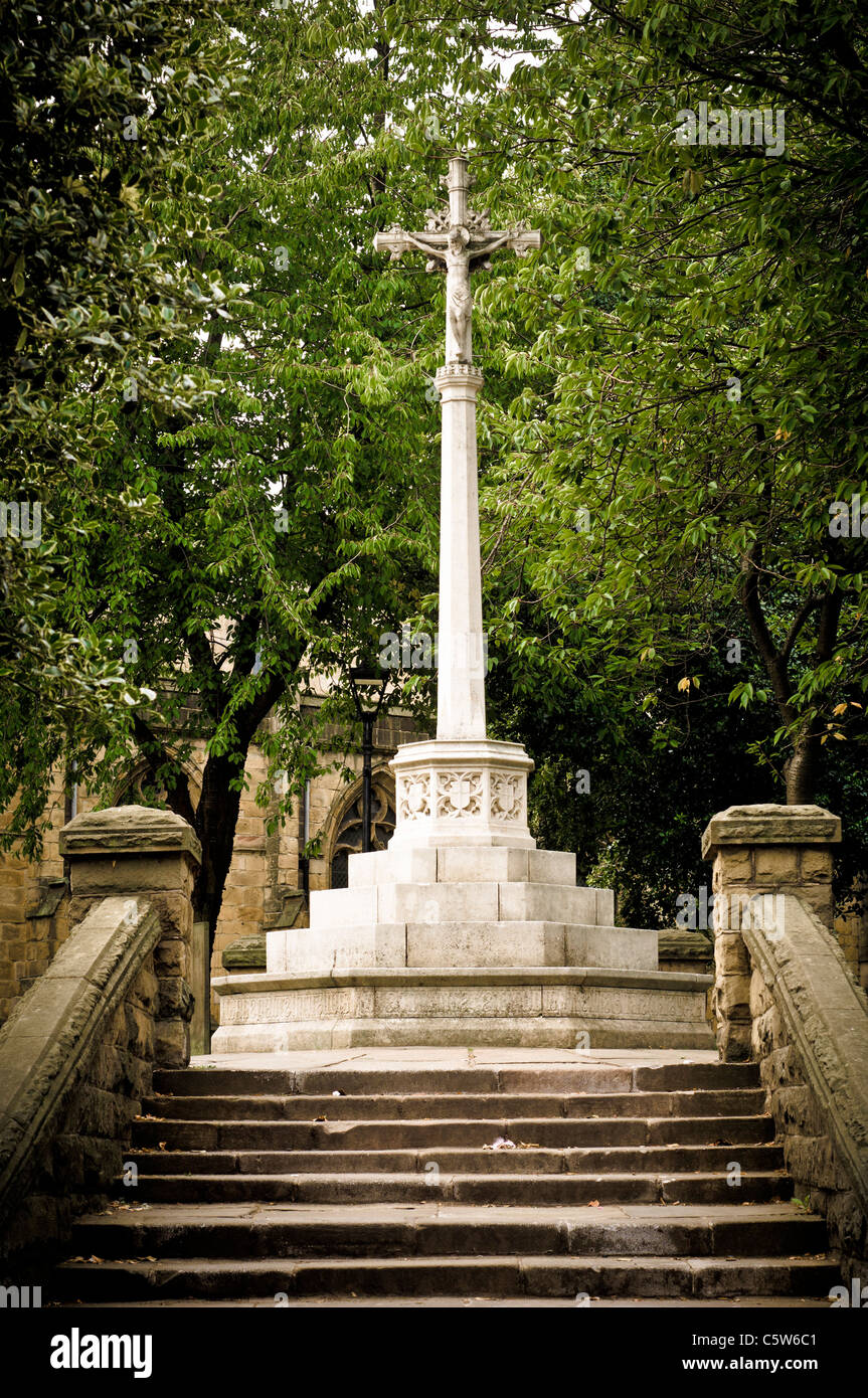 Kriegsdenkmal am nordöstlichen Eingang der Chesterfield Parish Church. Stockfoto
