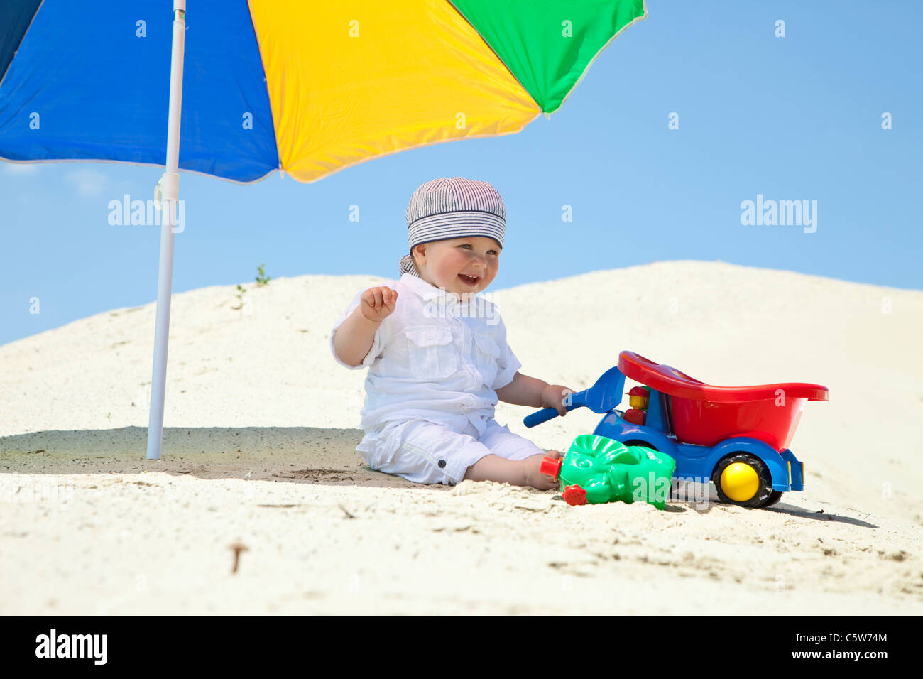 Baby 9 monate spielen am strand Fotos und Bildmaterial in hoher Auflösung Alamy