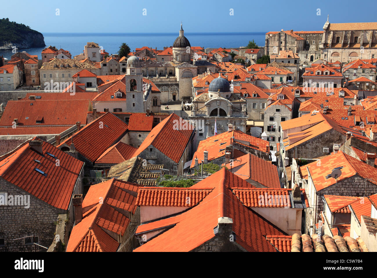 Blick auf Dubrovnik Terrakotta Dächer von der Stadtmauer der Altstadt Dubrovnik, Kroatien Stockfoto