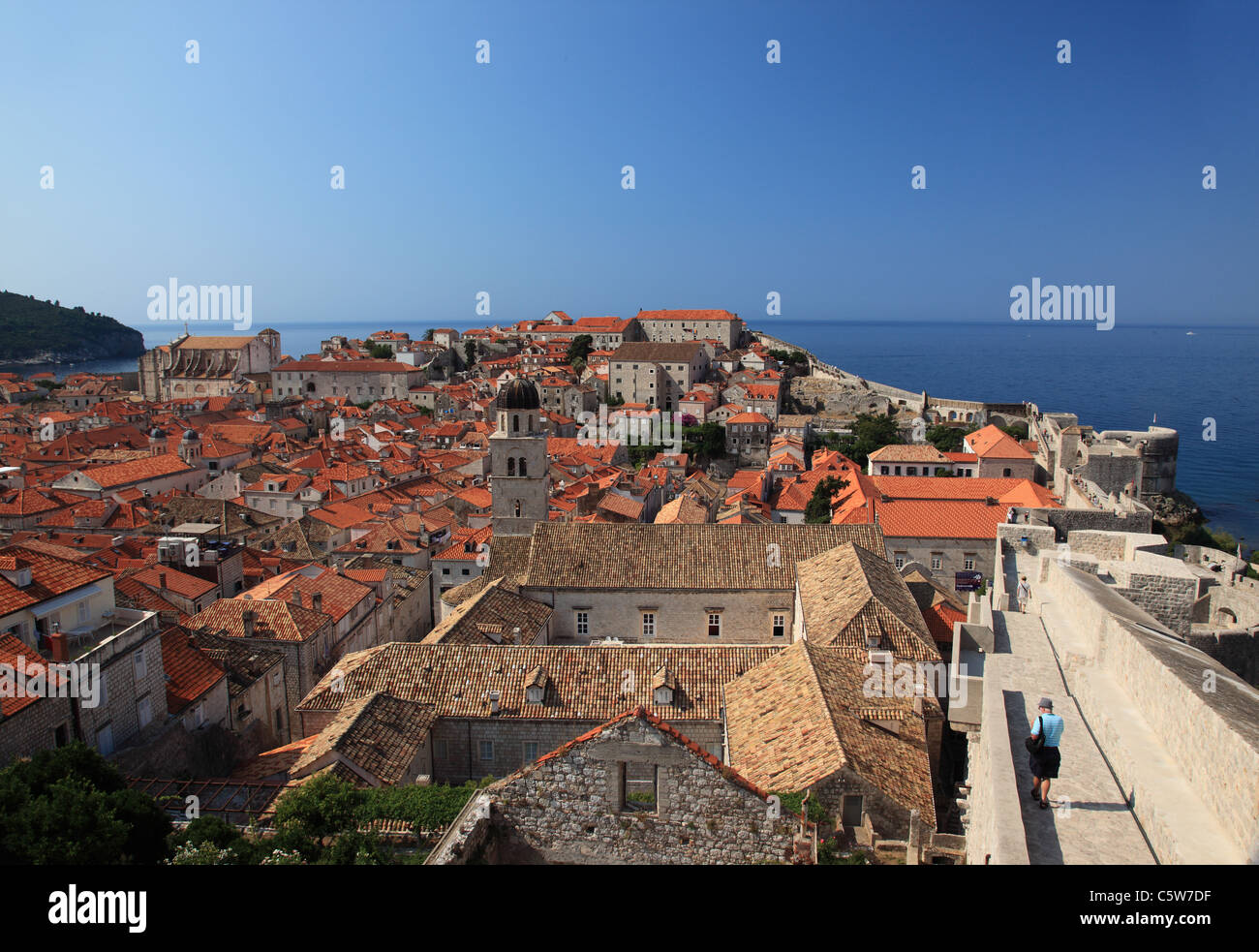 Blick auf Dubrovnik rot Terrakotta Dächer von der Stadtmauer der Altstadt Dubrovnik, Kroatien Stockfoto