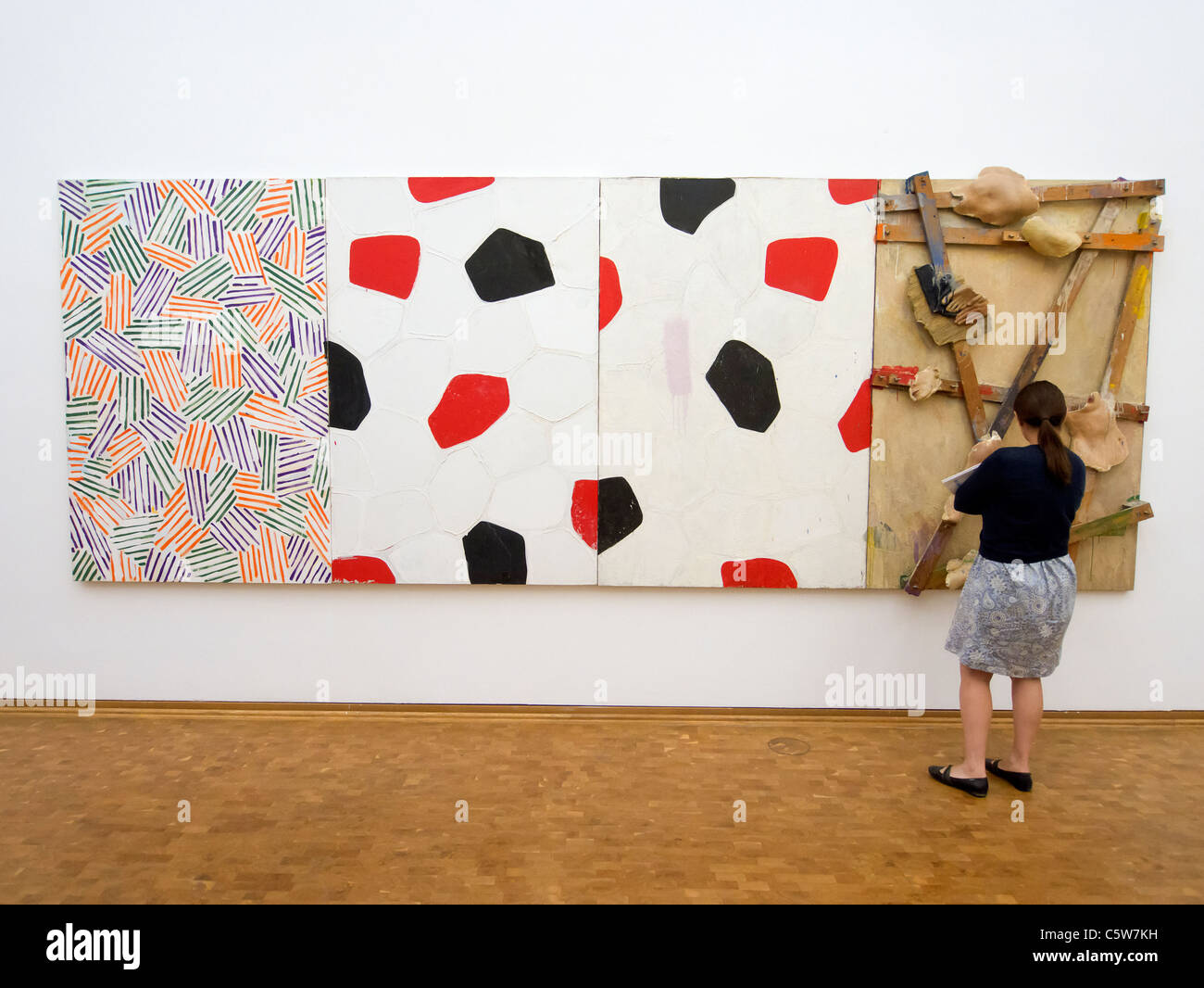 Frau betrachten unbetitelten Gemälde von Jasper Johns auf Anzeige im Museum Ludwig in Köln Stockfoto