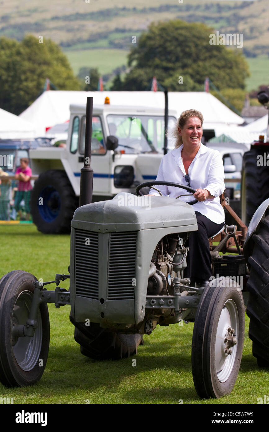 Autofahrerin alten Vintage arbeiten Traktor ausstellen auf der als landwirtschaftliche Gesellschaft 128 jährliche ländlichen Show 2011 in der Seenplatte, Cumbria, England, UK Stockfoto