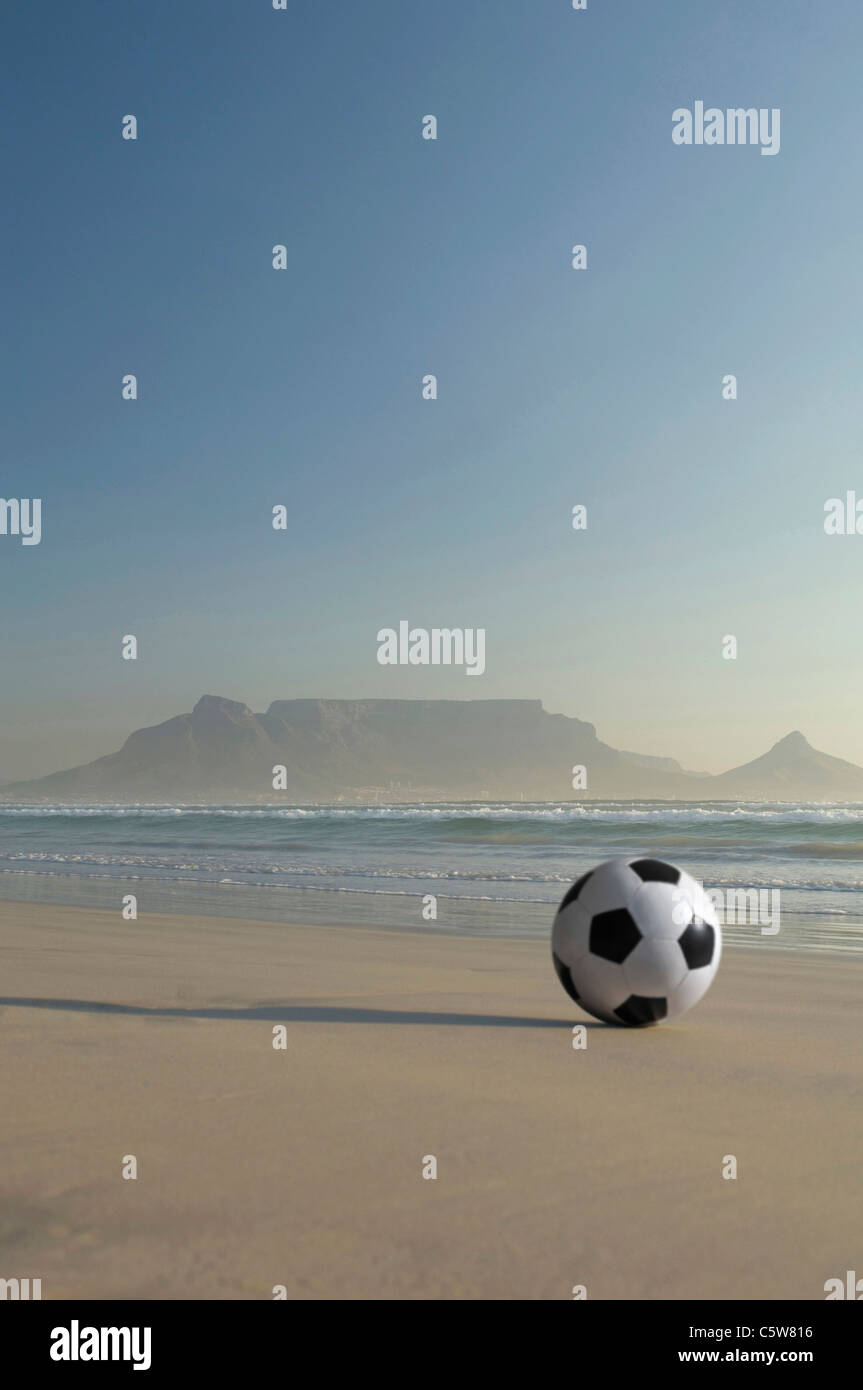 Afrika, Südafrika, Kapstadt, Fußball am Strand Stockfoto