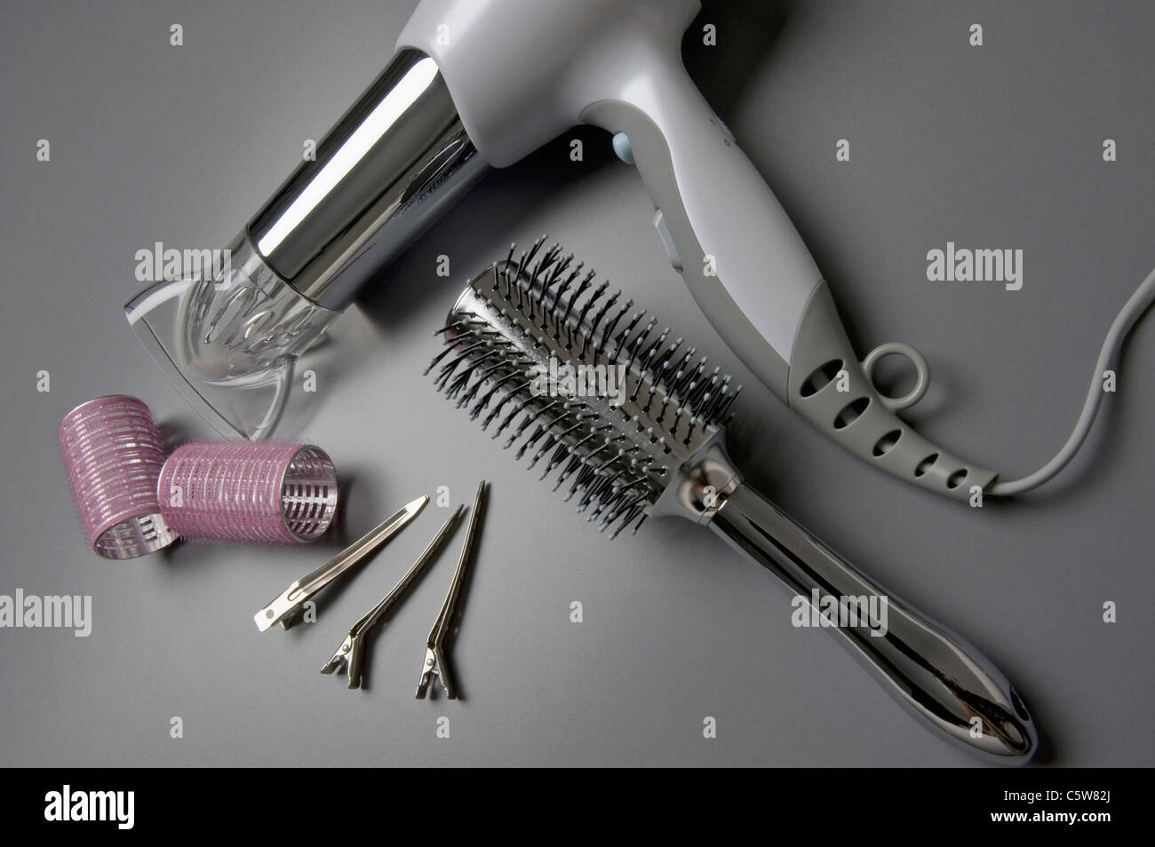Haarbürste, Fön, Haarspangen und Lockenwickler, erhöhten Blick Stockfoto