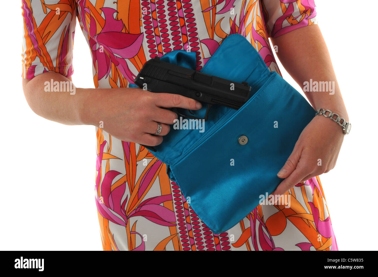 Frau mit einer Pistole, Frau mit Pistole in ihrer Handtasche Stockfoto