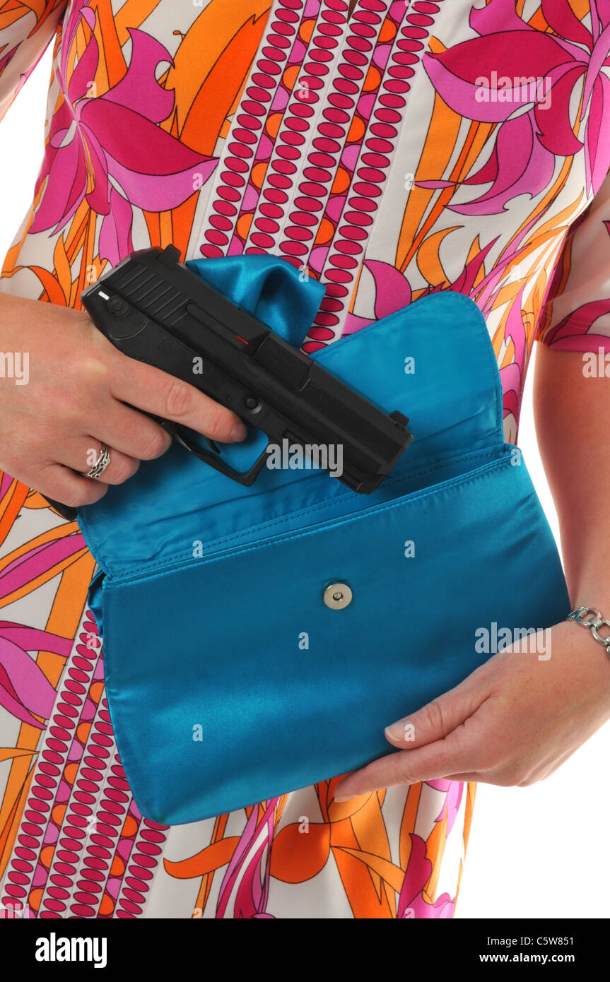 Frau mit einer Pistole, Frau mit Pistole in ihrer Handtasche Stockfoto