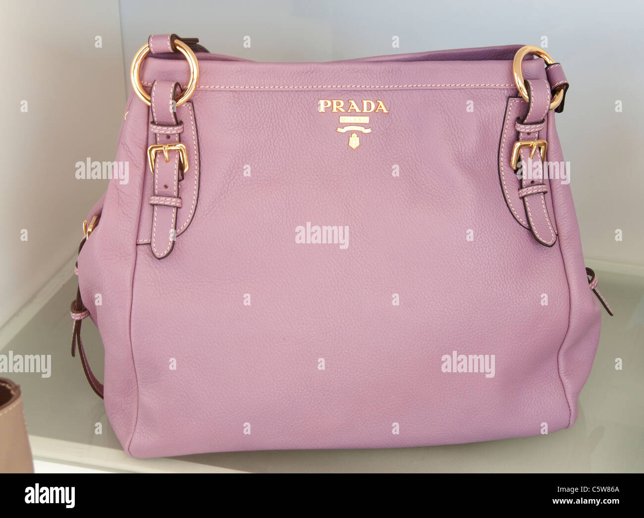 Prada mock gefälschte Nachahmung Fälschung Schein Tasche Taschen Türkei  türkische Stockfotografie - Alamy