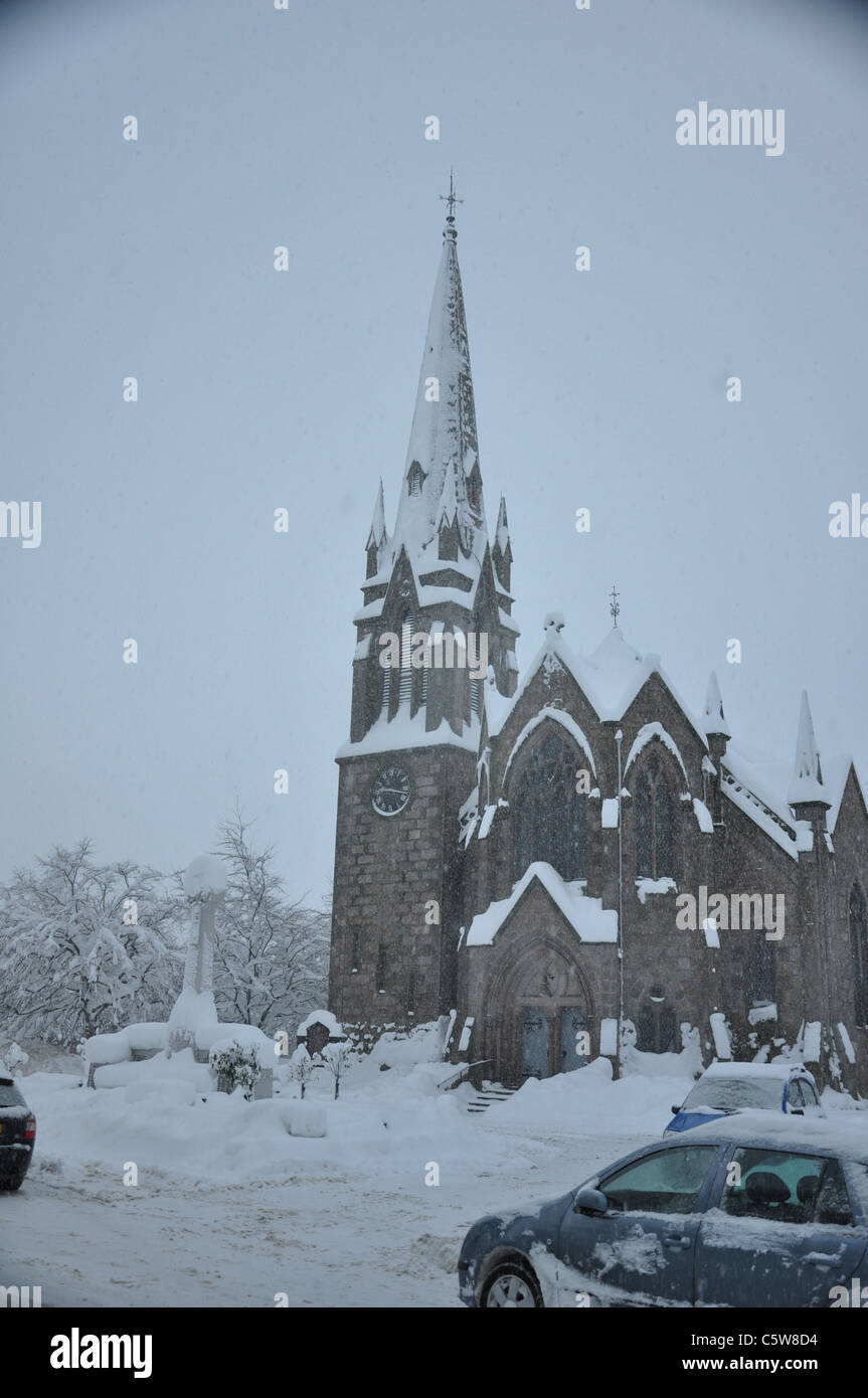 Dorfleben nach Schneesturm, Ballater, Royal Deeside, Schottland. Stockfoto