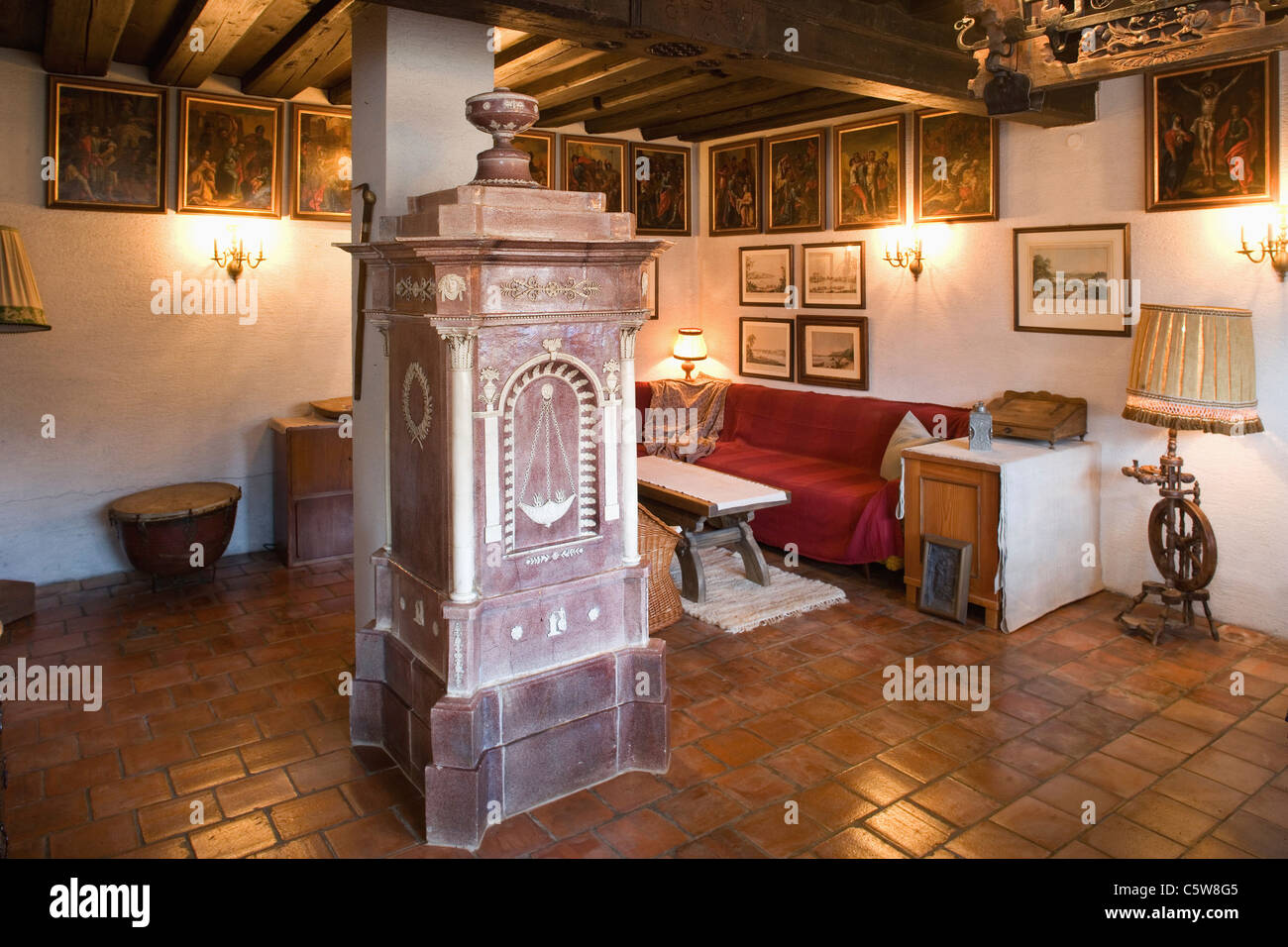 Österreich, Niederösterreich, historische Zimmer mit Kachelofen Stockfoto