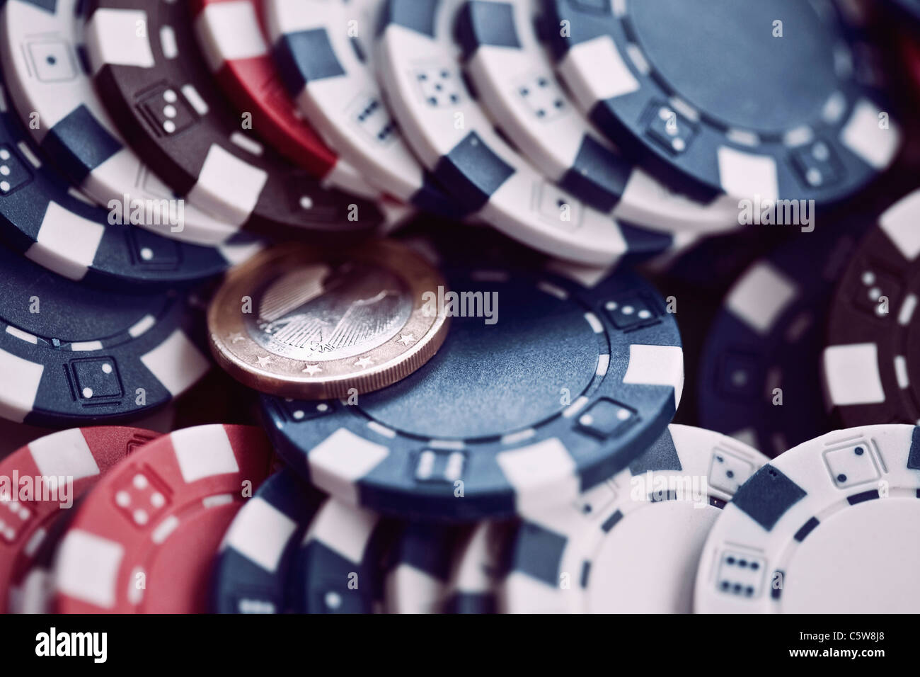 Glücksspiel, Chips und 1-Euro-Münze, full-frame Stockfoto