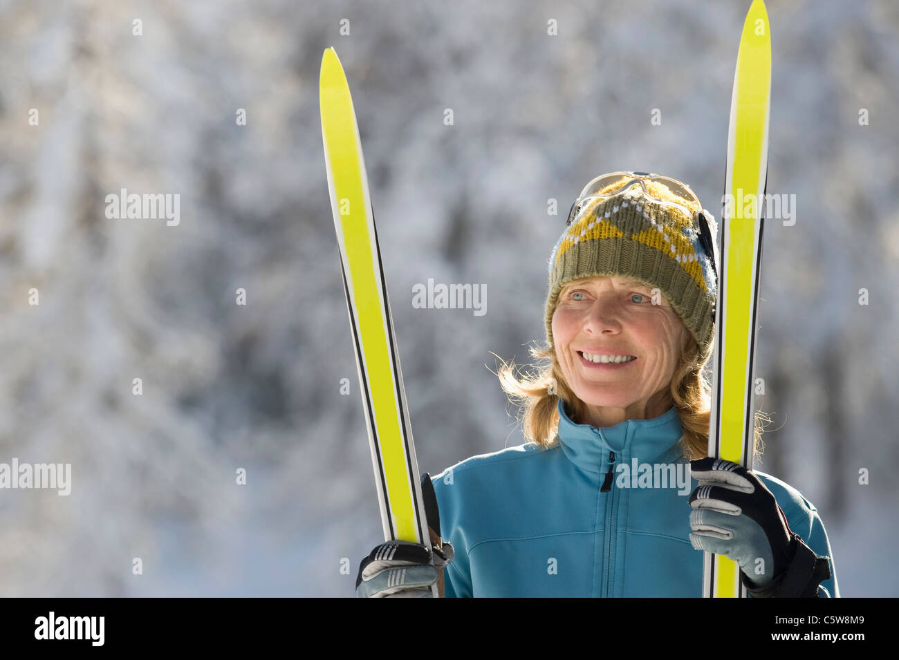 Österreich, Tirol, Seefeld, Wildmoosalm, Frau mit Langlaufskiern Stockfoto