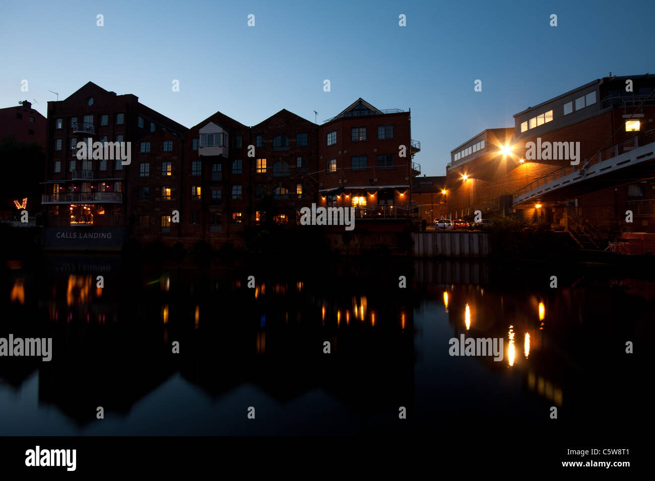 Leeds und Liverpool Canal in Leeds City Centre in der Abenddämmerung Stockfoto