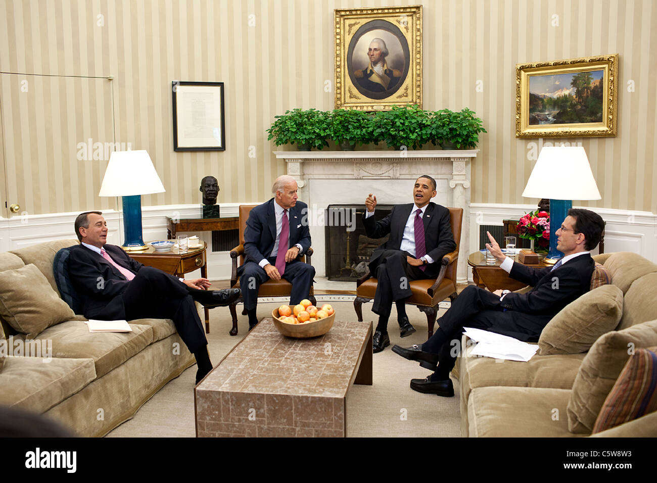 Präsident Barack Obama und Vizepräsident Joe Biden Congressional Führer über die Schuldenkrise Decke Stockfoto