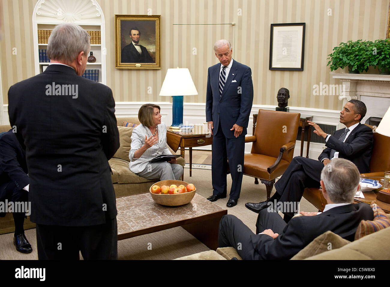 Präsident Barack Obama und Vize-Präsident Joe Biden erfüllen die demokratische Führung über die Schuldenkrise Stockfoto