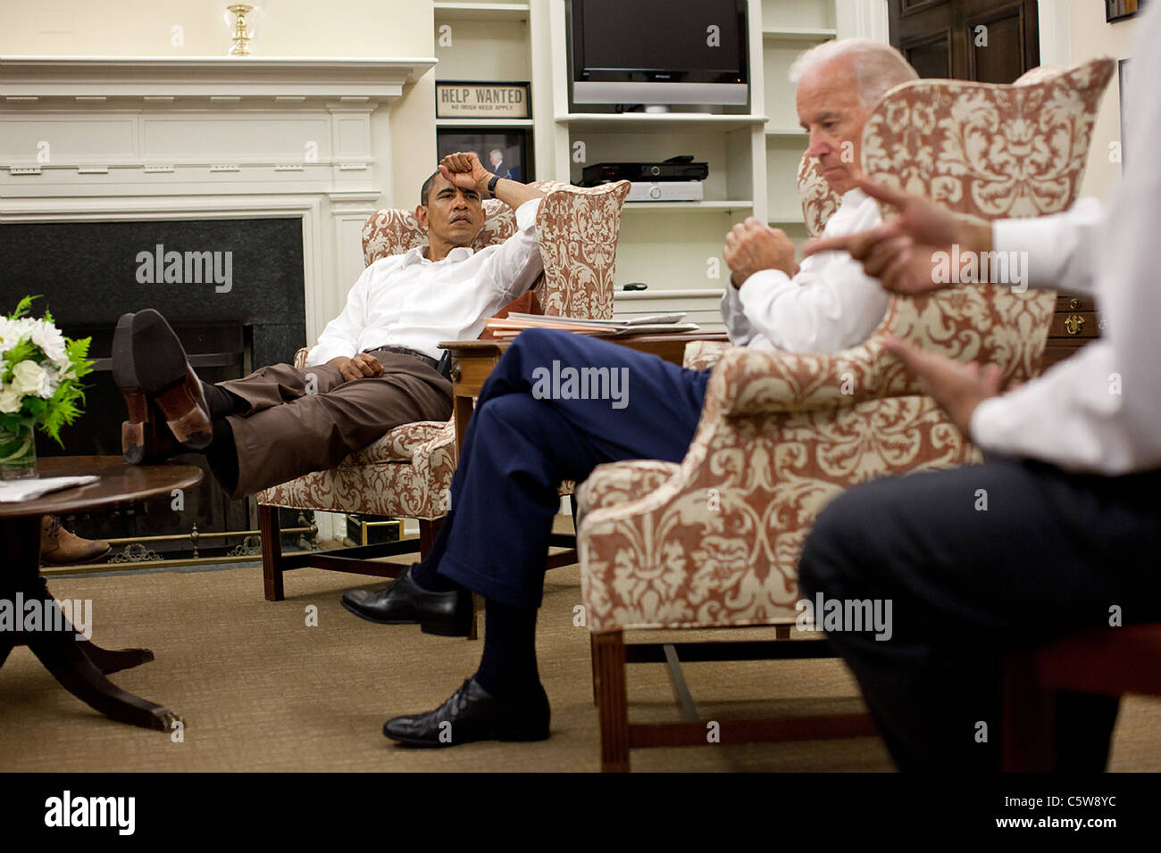 Präsident Barack Obama und Vize-Präsident Joe Biden sind von Rob Nabors auf die Schulden Krisengesprächen unterrichtet. Stockfoto