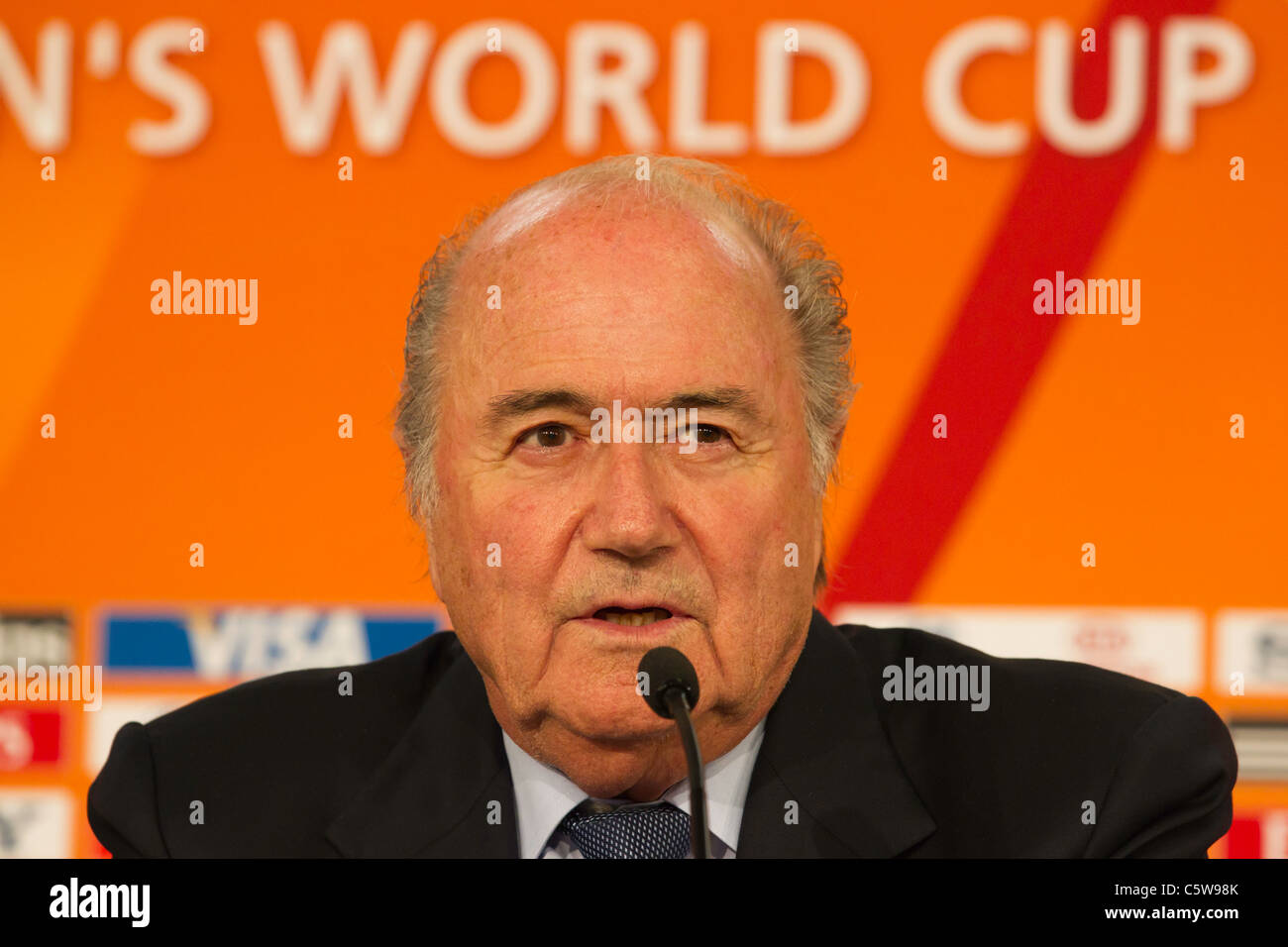 FIFA-Präsident Joseph Blatter befasst sich eine Frage bei der Eröffnungs-Pressekonferenz der Weltmeisterschaft der Frauen 2011. Stockfoto