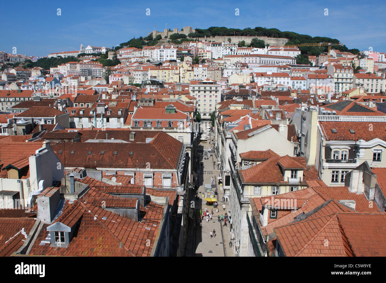 Portugal, Estremadura, Lissabon, Blick über Baixa-Viertel mit Sao Jorge Schloss im Hintergrund Stockfoto