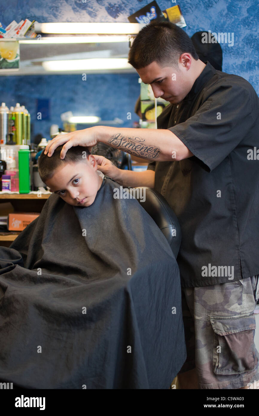 6 Jahre alter Junge an der Friseur einen Haarschnitt bekommen Stockfoto