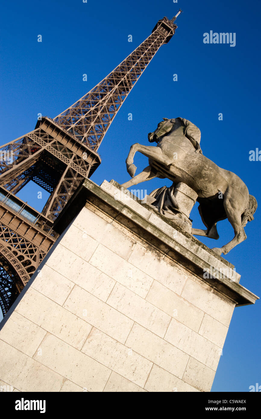Pont d'Lena, Statue im Vordergrund, niedrigen Winkel Ansicht, Eiffelturm, Paris, Frankreich Stockfoto